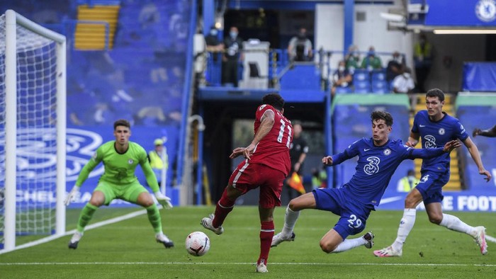 Liverpools Mohamed Salah, second left, shoots during the English Premier League soccer match between Chelsea and Liverpool at Stamford Bridge Stadium, Sunday, Sept. 20, 2020. (Will Oliver/Pool via AP)
