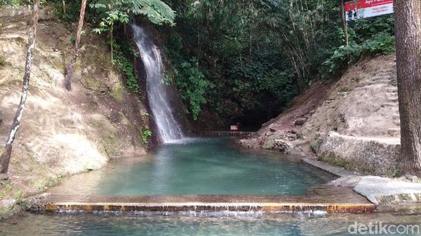Potret Curug Cipeteuy, Wisata Alam Favorit Ridwan Kamil