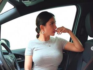 DJ Joana dan Pose Menggodanya