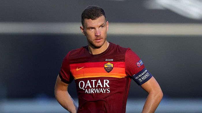 Edin Dzeko DUISBURG, GERMANY - AUGUST 06: Edin Dzeko of Roma reacts after conceding their second goal during the UEFA Europa League round of 16 single-leg match between Sevilla FC and AS Roma at MSV Arena on August 06, 2020 in Duisburg, Germany. (Photo by Friedemann Vogel/Pool via Getty Images)