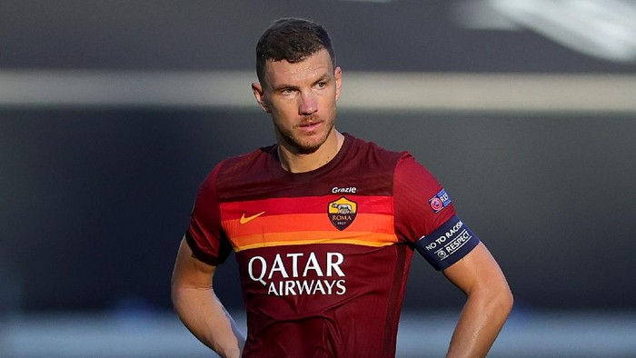 DUISBURG, GERMANY - AUGUST 06: Edin Dzeko of Roma reacts after conceding their second goal during the UEFA Europa League round of 16 single-leg match between Sevilla FC and AS Roma at MSV Arena on August 06, 2020 in Duisburg, Germany. (Photo by Friedemann Vogel/Pool via Getty Images)
