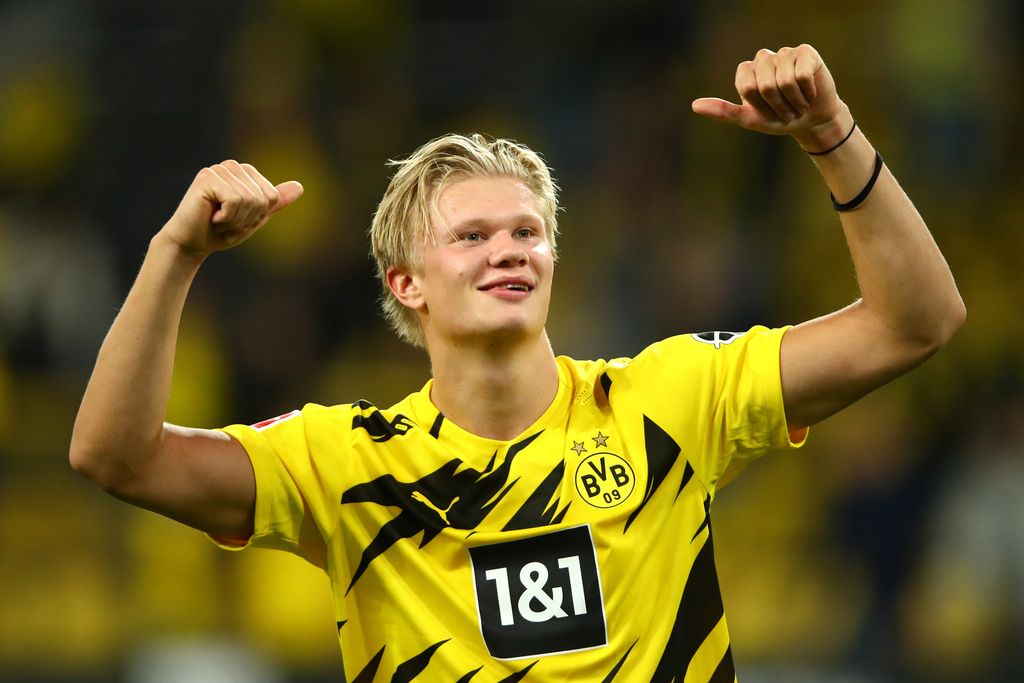 Erling Haaland Borussia Dortmund DORTMUND, GERMANY - SEPTEMBER 19: Erling Haaland of Borussia Dortmund shows appreciation to the fans following the Bundesliga match between Borussia Dortmund and Borussia Moenchengladbach at Signal Iduna Park on September 19, 2020 in Dortmund, Germany. Fans are set to return to Bundesliga stadiums in Germany despite to the ongoing Coronavirus Pandemic. Up to 20% of stadium's capacity are allowed to be filled. Final decisions are left to local health authorities and are subject to club's hygiene concepts and the infection numbers in the corresponding region. (Photo by Dean Mouhtaropoulos/Getty Images)