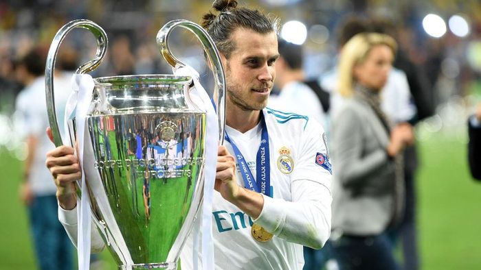 Gareth Bale KIEV, UKRAINE - MAY 26: Gareth Bale of Real Madrid poses with the trophy after the UEFA Champions League Final between Real Madrid and Liverpool at NSC Olimpiyskiy Stadium on May 26, 2018 in Kiev, Ukraine. (Photo by Michael Regan/Getty Images)