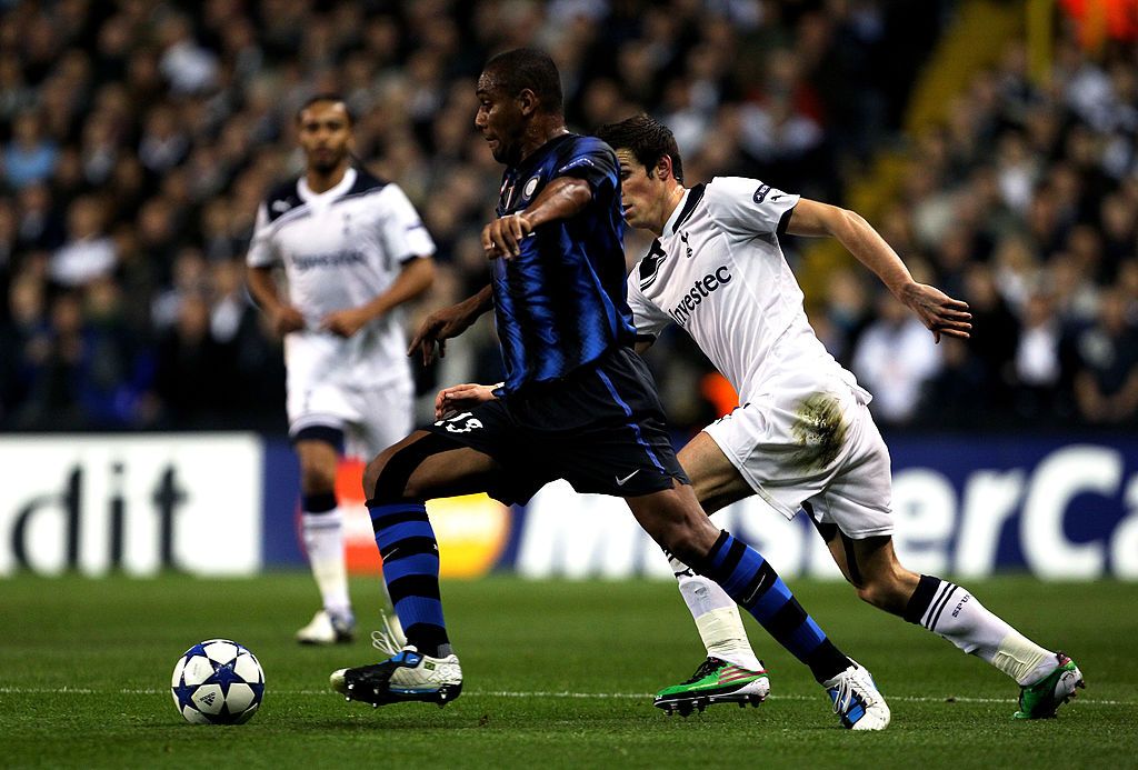 LONDON, ENGLAND - NOVEMBER 02:  Maicon of Inter Milan is closed down by Gareth Bale of Spurs during the UEFA Champions League Group A match between Tottenham Hotspur and Inter Milan at White Hart Lane on November 2, 2010 in London, England.  (Photo by Clive Rose/Getty Images)