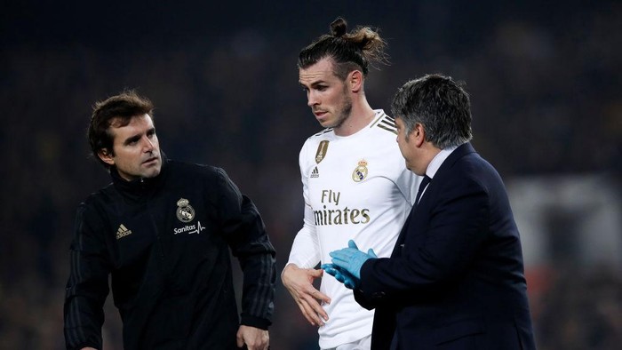 BARCELONA, SPAIN - DECEMBER 18:  Gareth Bale of Real Madrid receives medical attention during the Liga match between FC Barcelona and Real Madrid CF at Camp Nou on December 18, 2019 in Barcelona, Spain. (Photo by Eric Alonso/Getty Images)