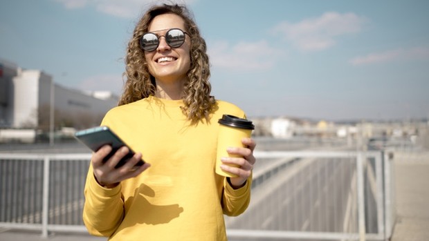 Lindungi mata dengan kaca mata dari paparan sinar matahari.