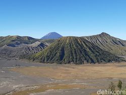 Aktivitas Gunung Bromo Stabil Meski Semeru Erupsi