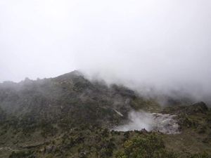 Menjajal Terjalnya Puncak Kawah Sumbing