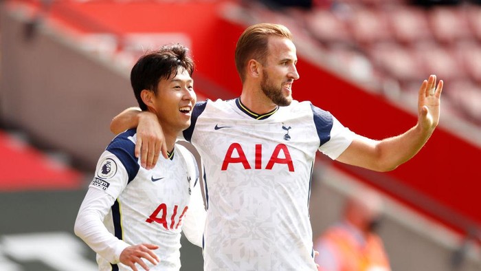 SOUTHAMPTON, ENGLAND - SEPTEMBER 20: Heung-Min Son of Tottenham Hotspur celebrates with teammate Harry Kane after scoring his teams third goal during the Premier League match between Southampton and Tottenham Hotspur at St Marys Stadium on September 20, 2020 in Southampton, England. (Photo by Andrew Boyers - Pool/Getty Images)