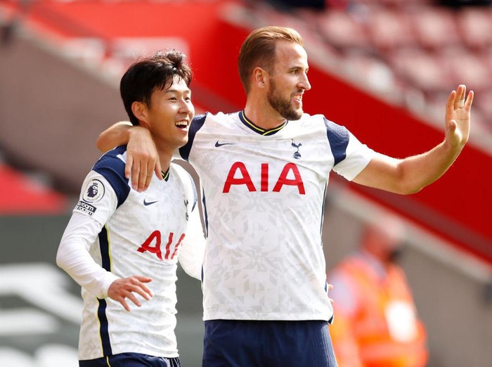 SOUTHAMPTON, ENGLAND - SEPTEMBER 20: Heung-Min Son of Tottenham Hotspur celebrates with teammate Harry Kane after scoring his team's third goal during the Premier League match between Southampton and Tottenham Hotspur at St Mary's Stadium on September 20, 2020 in Southampton, England. (Photo by Andrew Boyers - Pool/Getty Images)