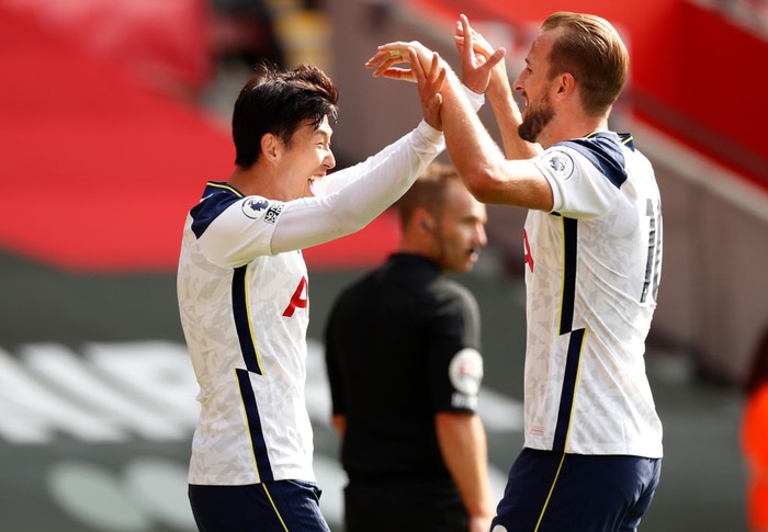 SOUTHAMPTON, ENGLAND - SEPTEMBER 20: Heung-Min Son of Tottenham Hotspur celebrates with teammate Harry Kane after scoring his teams third goal during the Premier League match between Southampton and Tottenham Hotspur at St Marys Stadium on September 20, 2020 in Southampton, England. (Photo by Andrew Boyers - Pool/Getty Images)