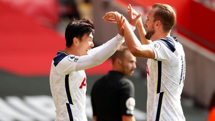 SOUTHAMPTON, ENGLAND - SEPTEMBER 20: Heung-Min Son of Tottenham Hotspur celebrates with teammate Harry Kane after scoring his teams third goal during the Premier League match between Southampton and Tottenham Hotspur at St Marys Stadium on September 20, 2020 in Southampton, England. (Photo by Andrew Boyers - Pool/Getty Images)