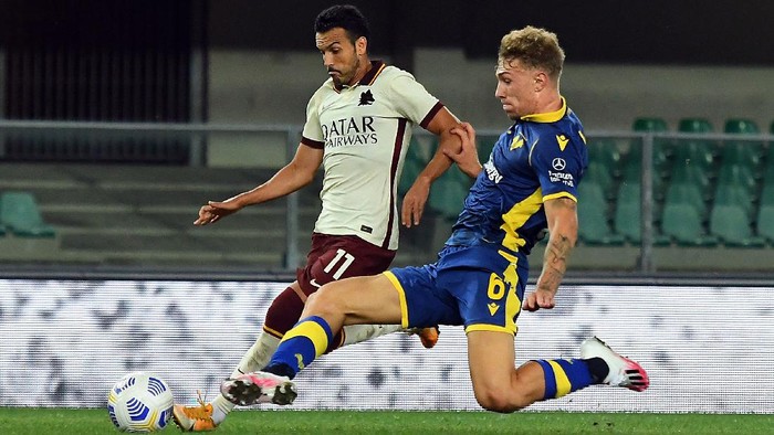 VERONA, ITALY - SEPTEMBER 19: Pedro of AS Roma  competes for the ball with Matteo Lovato of Hellas Verona during the Serie A match between Hellas Verona FC and AS Roma at Stadio Marcantonio Bentegodi on September 19, 2020 in Verona, Italy. (Photo by Alessandro Sabattini/Getty Images)