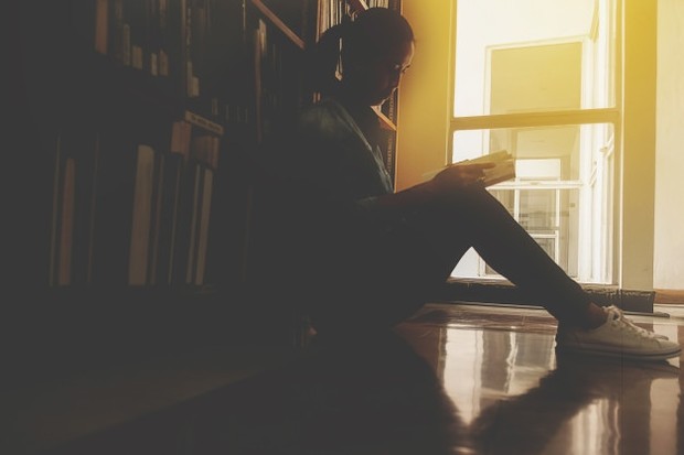 Hindari kebiasaan buruk pada mata agar tidak minus.