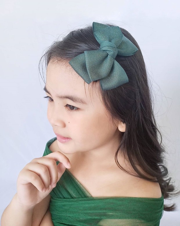 Merapikan poni dengan jepit rambut