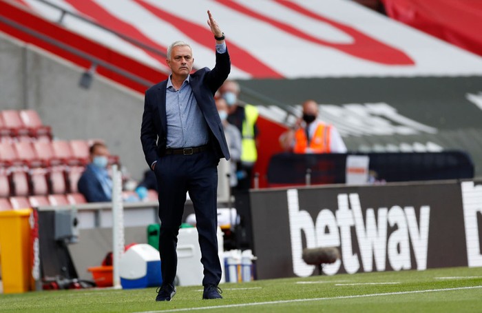 SOUTHAMPTON, ENGLAND - SEPTEMBER 20: Jose Mourinho, Manager of Tottenham Hotspur gives his team instructions during the Premier League match between Southampton and Tottenham Hotspur at St Marys Stadium on September 20, 2020 in Southampton, England. (Photo by Andrew Boyers - Pool/Getty Images)