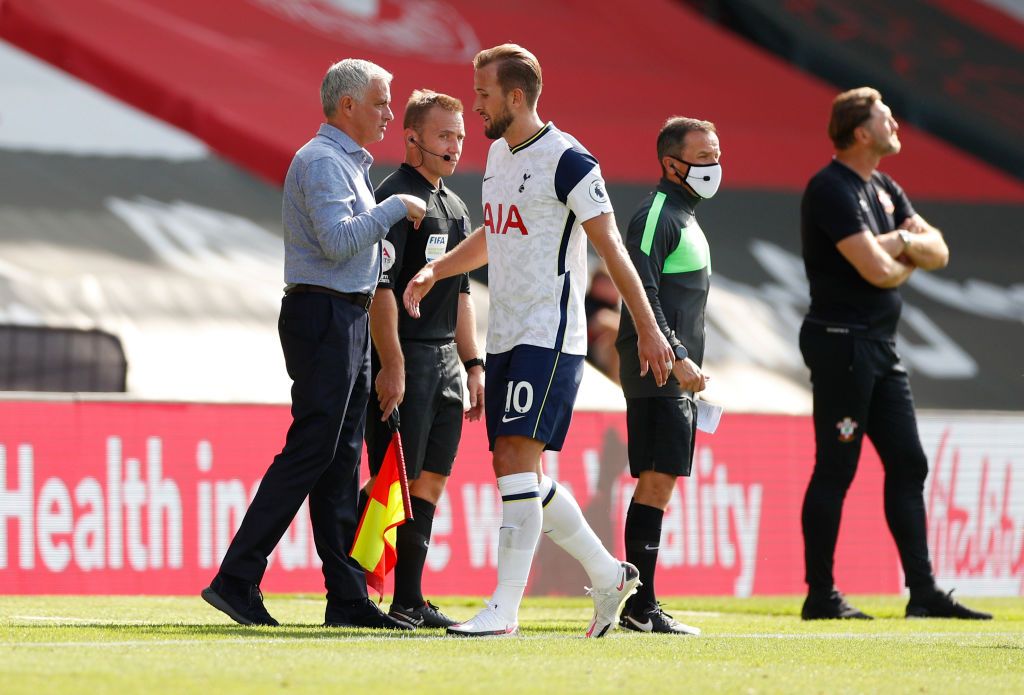 SOUTHAMPTON, ENGLAND - SEPTEMBER 20: Jose Mourinho, Manager of Tottenham Hotspur gives his team instructions during the Premier League match between Southampton and Tottenham Hotspur at St Mary's Stadium on September 20, 2020 in Southampton, England. (Photo by Andrew Boyers - Pool/Getty Images)