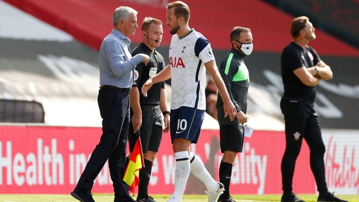 SOUTHAMPTON, ENGLAND - SEPTEMBER 20: Jose Mourinho, Manager of Tottenham Hotspur gives his team instructions during the Premier League match between Southampton and Tottenham Hotspur at St Marys Stadium on September 20, 2020 in Southampton, England. (Photo by Andrew Boyers - Pool/Getty Images)