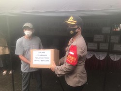 Polres Pelabuhan Tanjung Priok Bantu Korban Kebakaran di Kalibaru