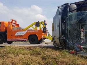 Video Mobil Terguling Tol Cipali, 1 Orang Tewas