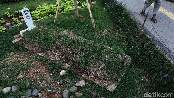 Kuburan Corona, Ingatkan Bahaya COVID-19