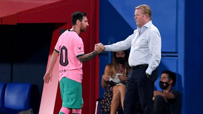 BARCELONA, SPAIN - SEPTEMBER 16: Ronald Koeman, Head Coach of FC Barcelona greets Lionel Messi of FC Barcelona as Lionel Messi is substituted off during the pre-season friendly match between FC Barcelona and Girona at Estadi Johan Cruyff on September 16, 2020 in Barcelona, Spain. (Photo by David Ramos/Getty Images)