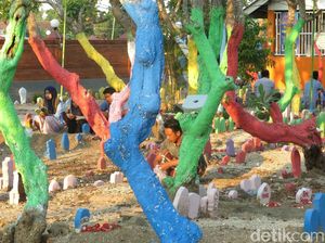 Melihat Makam Warna-warni di Sidoarjo yang Usir Kesan Angker
