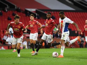 Gary Neville: MU Butuh Bek, Bukan Sancho