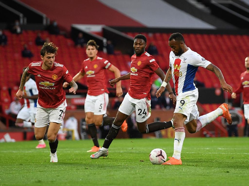 Gary Neville: MU Butuh Bek, Bukan Sancho Gary Neville: MU Butuh Bek, Bukan Sancho