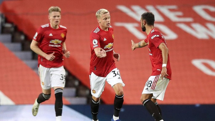 MANCHESTER, ENGLAND - SEPTEMBER 19: Donny Van De Beek of Manchester United celebrates with teammate Bruno Fernandes  after scoring his teams first goal during the Premier League match between Manchester United and Crystal Palace at Old Trafford on September 19, 2020 in Manchester, England. (Photo by Martin Rickett - Pool/Getty Images)