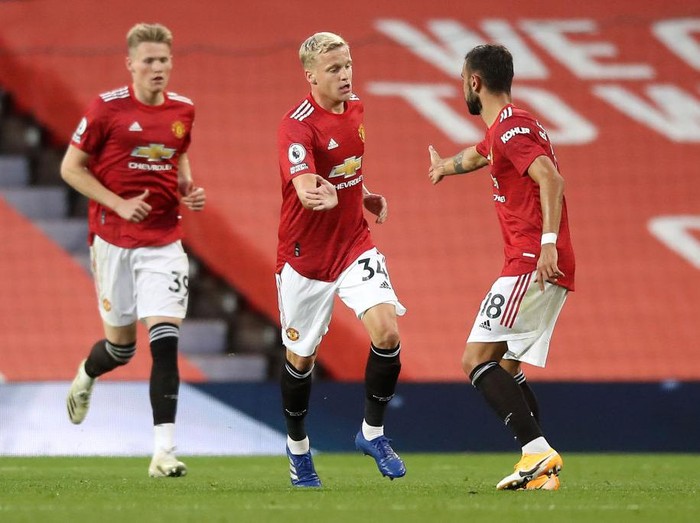 MANCHESTER, ENGLAND - SEPTEMBER 19: Donny Van De Beek of Manchester United celebrates with teammate Bruno Fernandes  after scoring his teams first goal during the Premier League match between Manchester United and Crystal Palace at Old Trafford on September 19, 2020 in Manchester, England. (Photo by Martin Rickett - Pool/Getty Images)