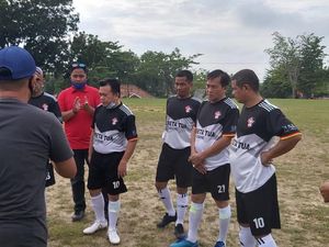 Jaga Stamina, Cagub Jambi Al Haris Ikut Turnamen Bola Bareng Warga Jaga Stamina, Cagub Jambi Al Haris Ikut Turnamen Bola Bareng Warga