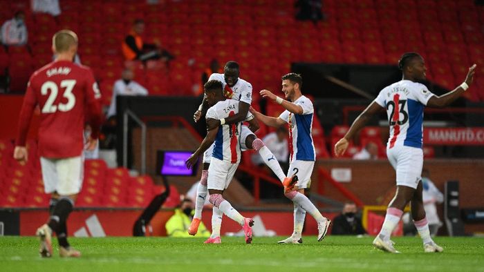 MU vs Palace MANCHESTER, ENGLAND - SEPTEMBER 19: Wilfried Zaha of Crystal Palace celebrates with teammates after scoring his teams third goal during the Premier League match between Manchester United and Crystal Palace at Old Trafford on September 19, 2020 in Manchester, England. (Photo by Shaun Botterill/Getty Images)