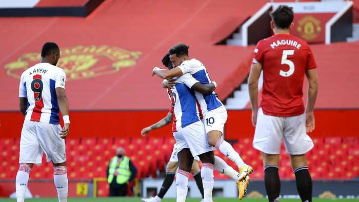 MANCHESTER, ENGLAND - SEPTEMBER 19: Andros Townsend of Crystal Palace celebrates with teammate Jeffrey Schlupp after scoring his teams first goal during the Premier League match between Manchester United and Crystal Palace at Old Trafford on September 19, 2020 in Manchester, England. (Photo by Richard Heathcote/Getty Images )