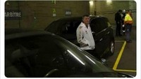 Main jelek, Maguire dan Lindelof ditungguin Roy Keane di parkiran nih! (Foto: internet/Twitter)