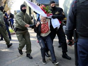 Ikut Demo, Nenek 73 Tahun di Belarus Ditangkap