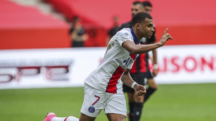 PSGs Kylian Mbappe celebrates after scoring a penalty shoot during the French League One soccer match between Nice and Paris Saint-Germain at the Allianz Riviera stadium in Nice, France, Sunday, September 20, 2020. (AP Photo/Daniel Cole)