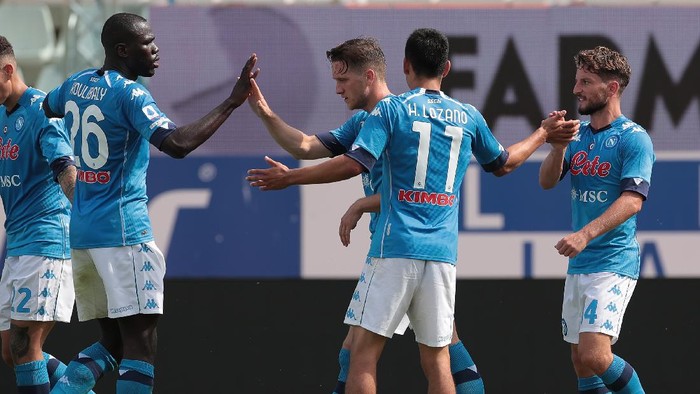 PARMA, ITALY - SEPTEMBER 20:  Dries Mertens (R) of SSC Napoli celebrates with his team-mates after scoring the opening goal during the Serie A match between Parma Calcio and SSC Napoli at Stadio Ennio Tardini on September 20, 2020 in Parma, Italy.  (Photo by Emilio Andreoli/Getty Images)