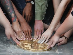 Demonstran Tuntut PM Thailand Mundur, Pasang Plakat Negara Milik Rakyat