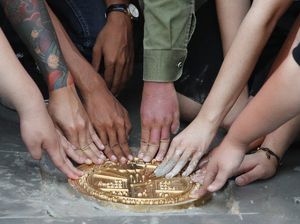 Plakat yang Dipasang Demonstran Thailand di Dekat Istana Kini Hilang Plakat yang Dipasang Demonstran Thailand di Dekat Istana Kini Hilang