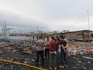 Kebakaran Gudang Kayu di Jakut, 100 Rumah-2 Truk Hangus