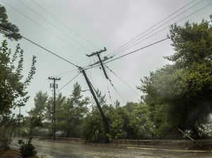 Video Pesisir Yunani Diporak-porandakan Badai Ianos