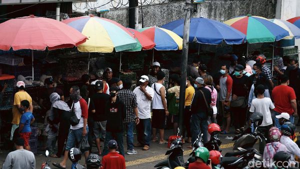 Potret Warga Berkerumun di Pasar Ikan Hias Jatinegara saat PSBB