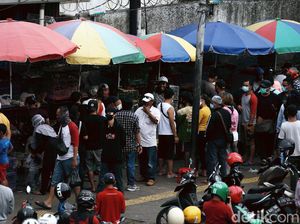 Potret Warga Berkerumun di Pasar Ikan Hias Jatinegara saat PSBB
