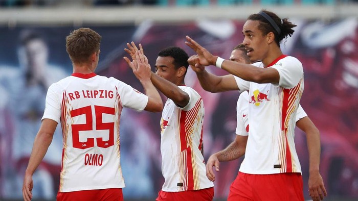 LEIPZIG, GERMANY - SEPTEMBER 20: Yussuf Poulsen of Leipzig celebrates his teams second goal with teammates during the Bundesliga match between RB Leipzig and 1. FSV Mainz 05 at Red Bull Arena on September 20, 2020 in Leipzig, Germany. Fans are set to return to Bundesliga stadiums in Germany despite to the ongoing Coronavirus Pandemic. Up to 20% of stadiums capacity are allowed to be filled. Final decisions are left to local health authorities and are subject to clubs hygiene concepts and the infection numbers in the corresponding region. (Photo by Maja Hitij/Getty Images)