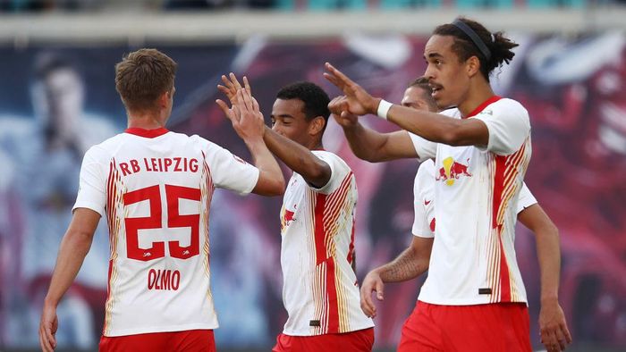 RB Leipzig LEIPZIG, GERMANY - SEPTEMBER 20: Yussuf Poulsen of Leipzig celebrates his teams second goal with teammates during the Bundesliga match between RB Leipzig and 1. FSV Mainz 05 at Red Bull Arena on September 20, 2020 in Leipzig, Germany. Fans are set to return to Bundesliga stadiums in Germany despite to the ongoing Coronavirus Pandemic. Up to 20% of stadiums capacity are allowed to be filled. Final decisions are left to local health authorities and are subject to clubs hygiene concepts and the infection numbers in the corresponding region. (Photo by Maja Hitij/Getty Images)