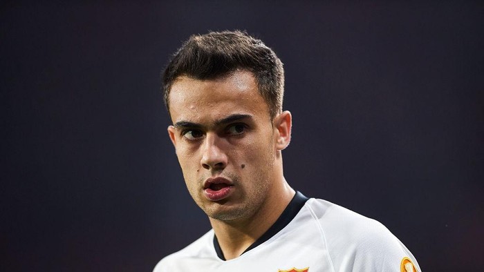 SEVILLE, SPAIN - FEBRUARY 27: Sergio Reguilon Rodriguez of Sevilla FC looks on during the UEFA Europa League round of 32 second leg match between Sevilla FC and CFR Cluj at Estadio Ramon Sanchez Pizjuan on February 27, 2020 in Seville, Spain. (Photo by Fran Santiago/Getty Images)