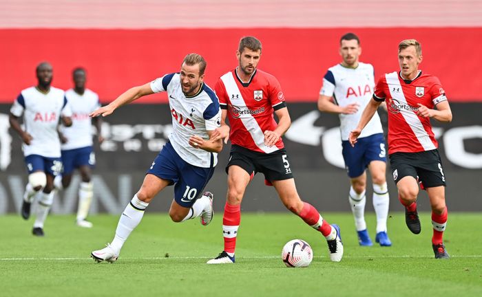 SOUTHAMPTON, ENGLAND - SEPTEMBER 20: Harry Kane of Tottenham Hotspur battles for possession with Jack Stephens of Southampton during the Premier League match between Southampton and Tottenham Hotspur at St Marys Stadium on September 20, 2020 in Southampton, England. (Photo by Justin Tallis - Pool/Getty Images)