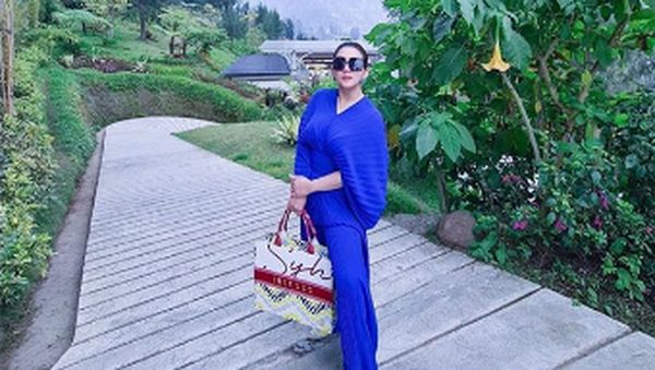 7 Gaya Syahrini Liburan Mewah di Bromo, Naik Jet Pribadi, Bawa Tas UMKM