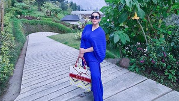Syahrini liburan di Bromo